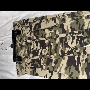 Super cute camo pants with tie small